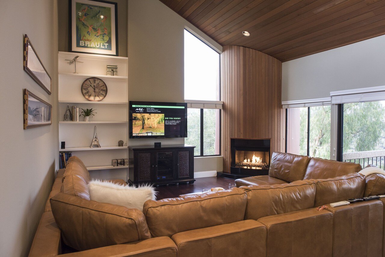 A sitting room at the Folls’ has views to the outside.